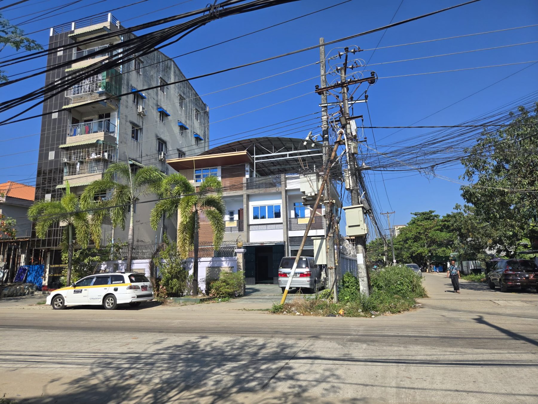 တောင်ဥက္ကလာ သံသုမာလမ်းမကြီးအနီး လမ်းကျယ်ပေါ်မှ မီးစက်ပါ အသင့်နေ RC 2 ထပ်ခွဲ လုံးချင်းအိမ် အငှား